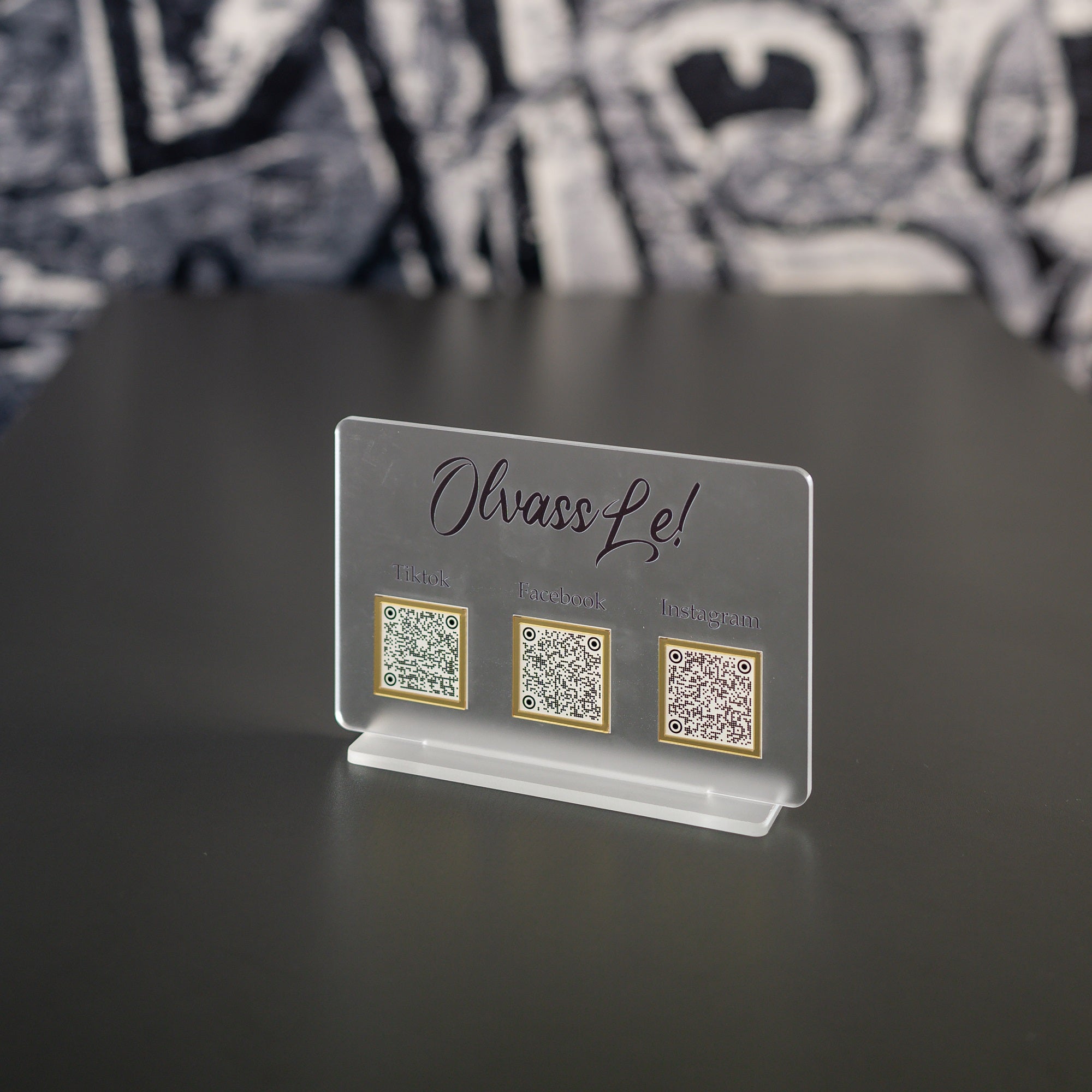 Facebook Instagram TikTok tábla