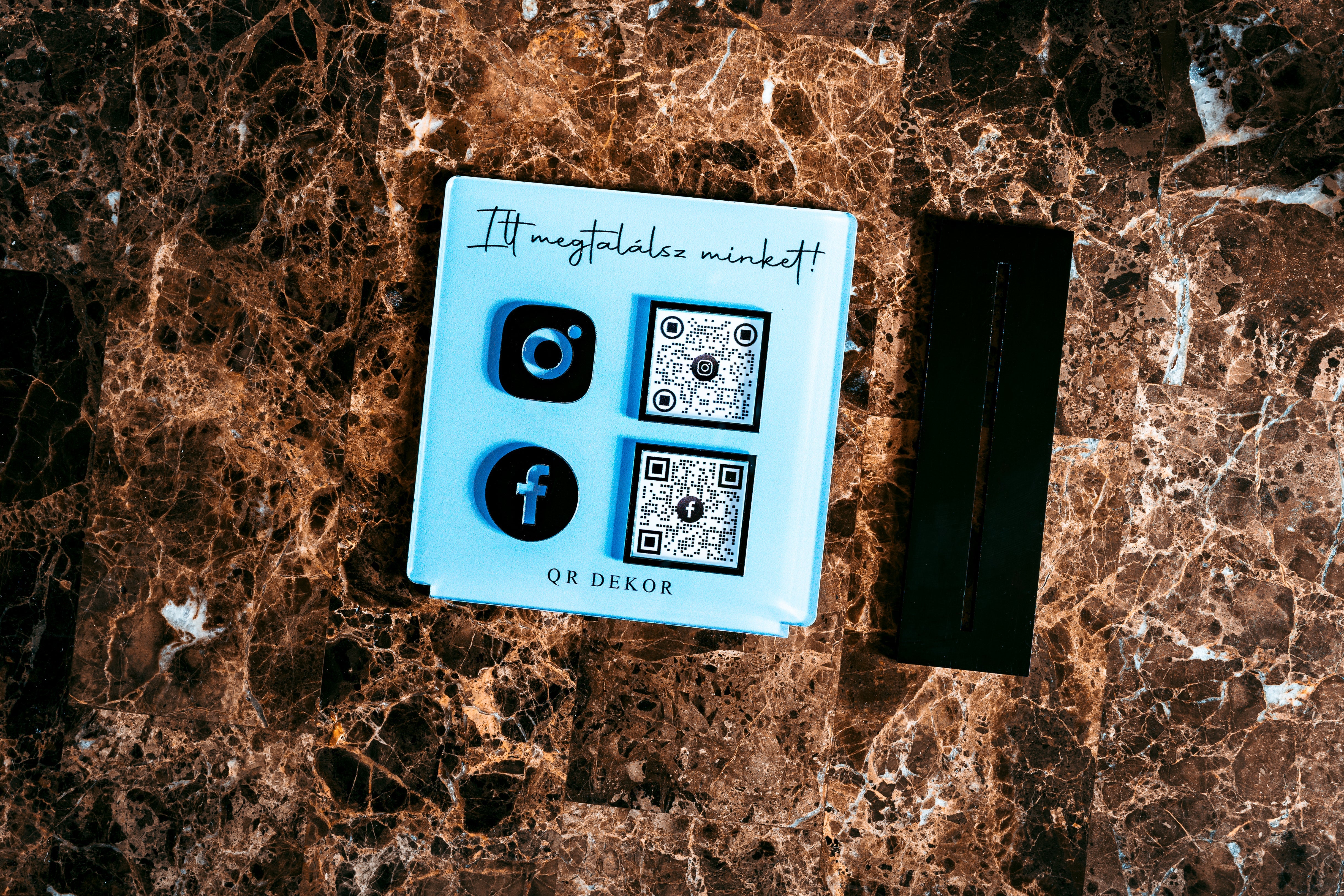 Táblák 2 QR-kóddal