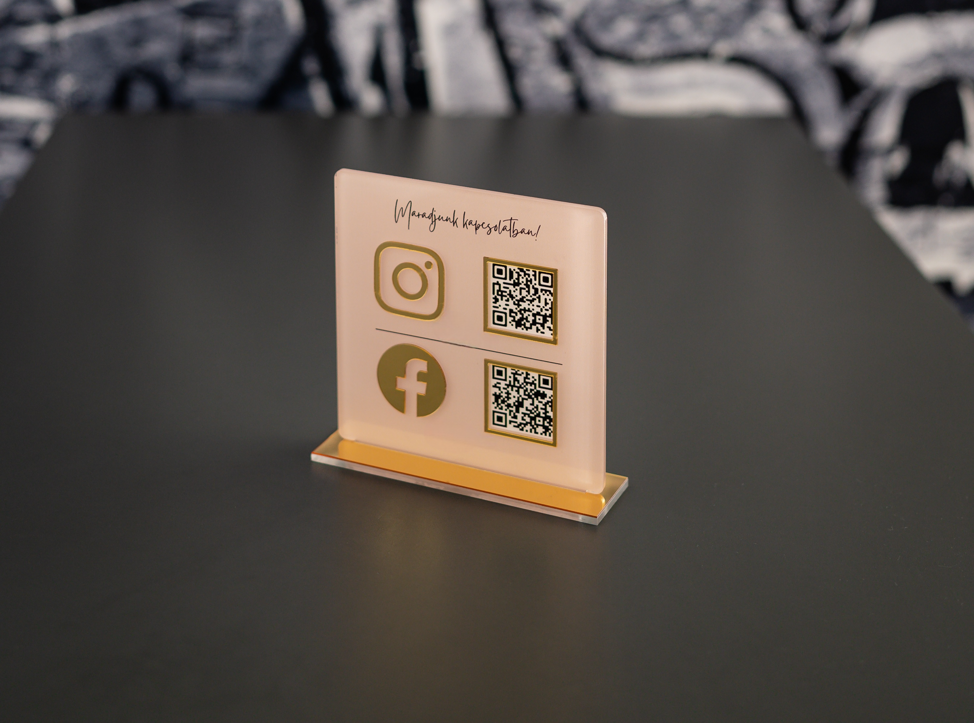 Instagram Facebook Qr Tábla Arany